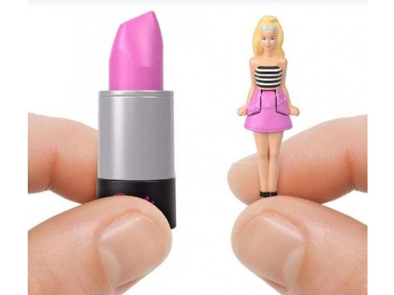 Mini Barbie Rouge à Lèvres – Poupée Intégrée dans Coffret Compact
