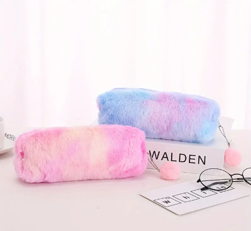 Trousse en fourrure rose