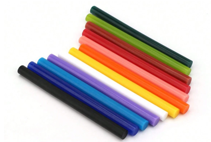 Lot de 12 bâtons de colle thermofusible colorés