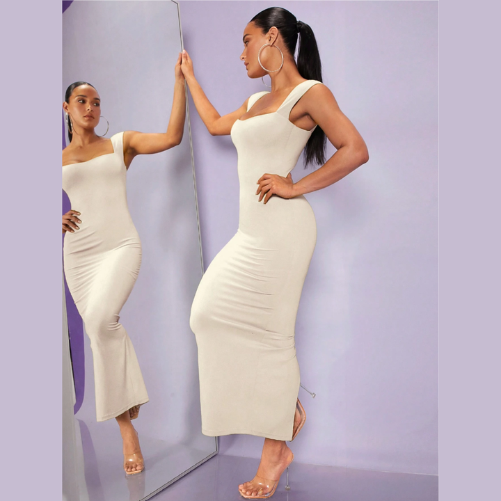 Silquee – Robe Moulante Unicolore à Col Carré – Taille M