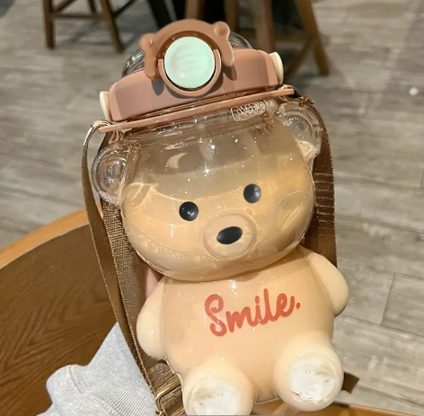 Bouteille d’eau ours portable 1000 ml avec paille disponible sur Dialy en 60min à Dakar