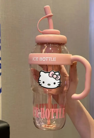 Bouteille Sanrio Hello Kitty rose et noir avec paille intégrée disponible sur Dialy en 60min à Dakar