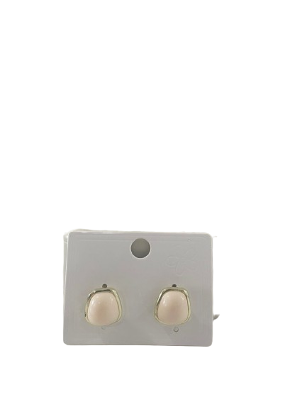 Jolie petite boucles d'oreille couleur crème