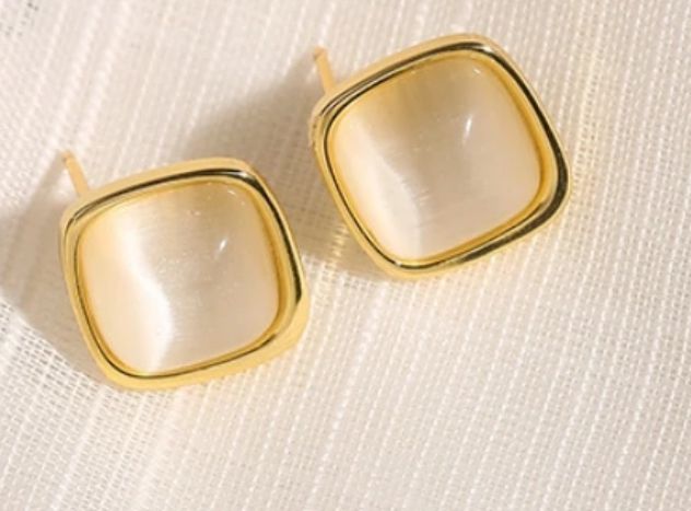 Jolie petite boucles d'oreille couleur crème